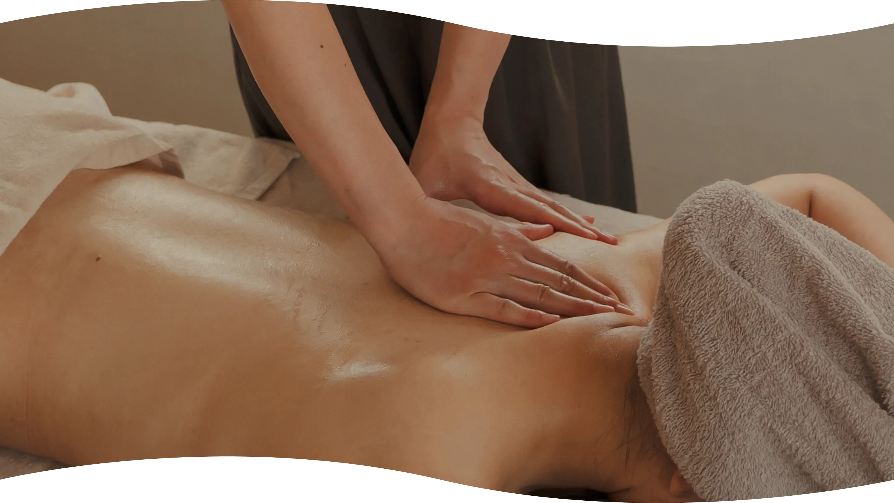 リラクゼーションマッサージの施術イメージ写真