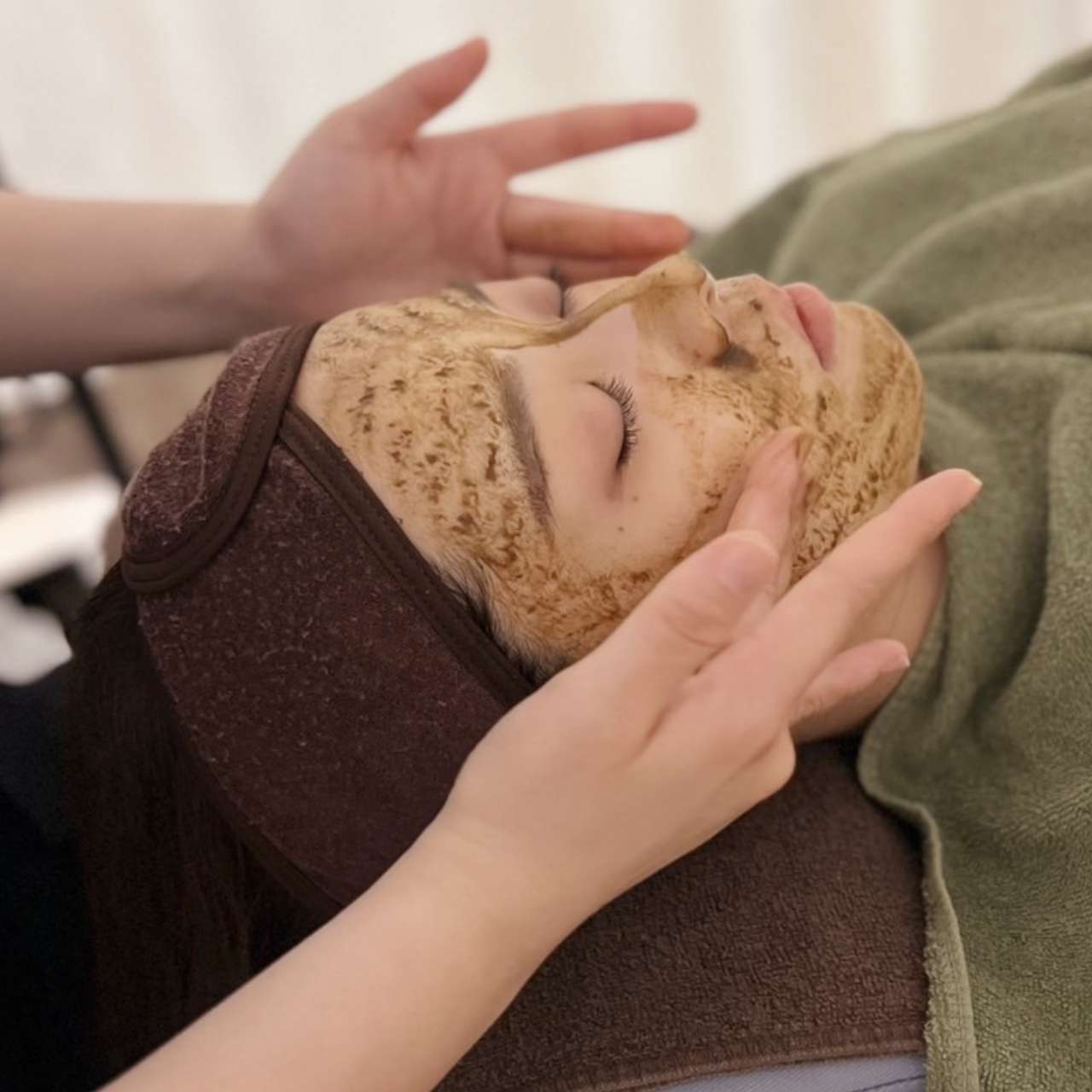 フェイシャルエステの施術イメージ写真