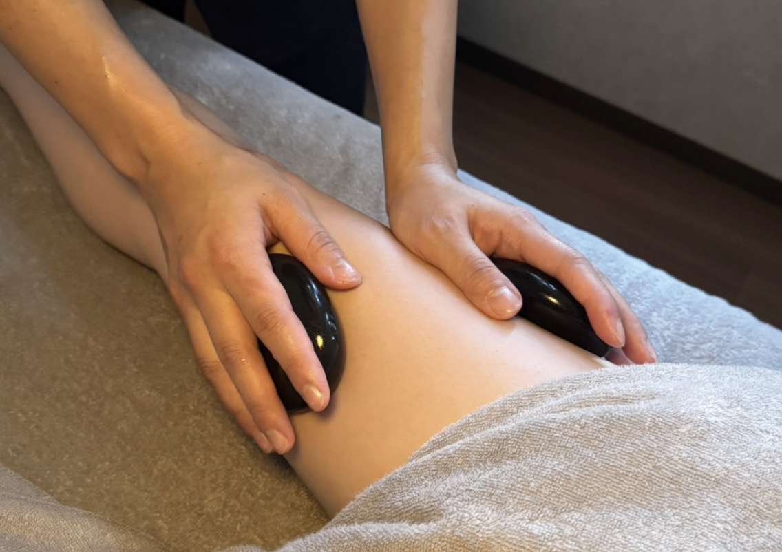 深緩温石ケアの施術イメージ写真