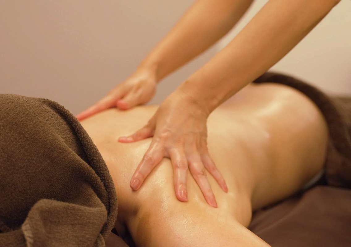 リンパマッサージの施術イメージ写真