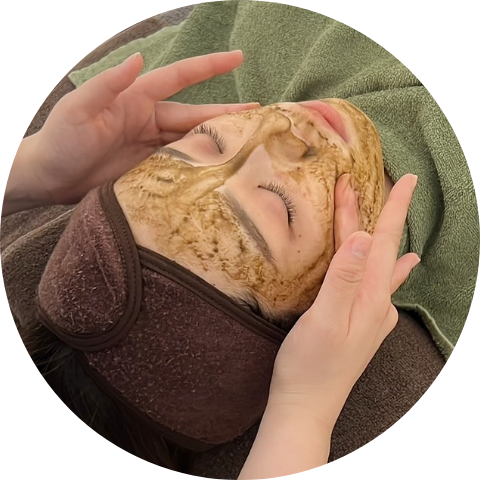 フェイシャルエステ(ハーブピーリング)の施術イメージ写真